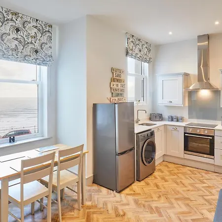 Host & - 2 Maritime Apartment